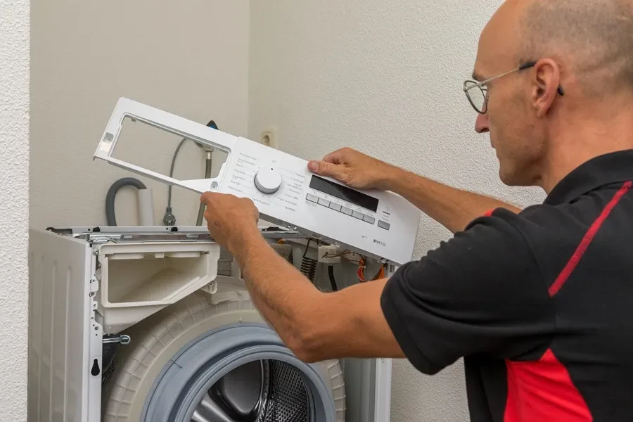 monteur verzorgt wasmachine reparatie in Middelburg